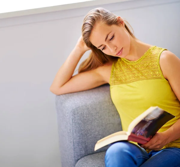 Theres Enjoyment Reading Young Woman Reading Book Her Sofa Home — Foto Stock