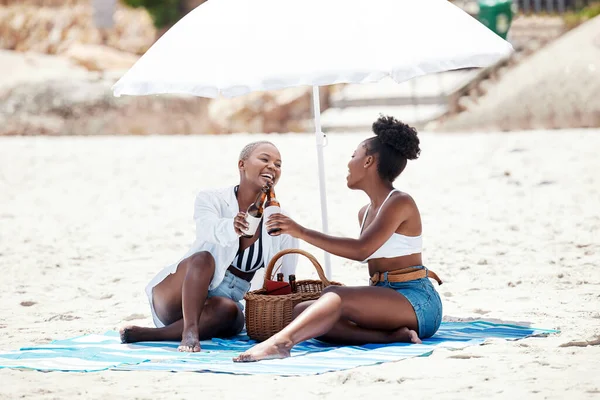 Black Women Friends Cheers Beer Beach Nature Hangout Vacation Holiday — стокове фото