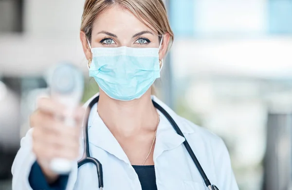 Doctor Covid Mask Woman Thermometer Pointing Check Patient Health Status — Foto Stock