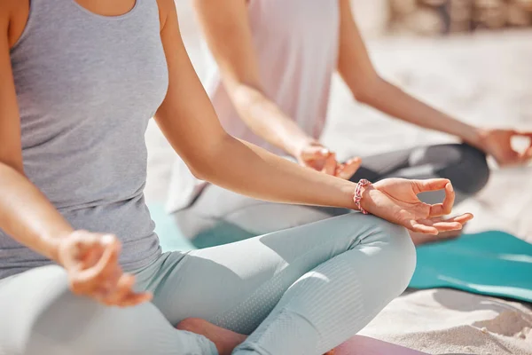 Beach Yoga Meditation Zen Friends Mudra Hands Lotus Pose Nature — ストック写真