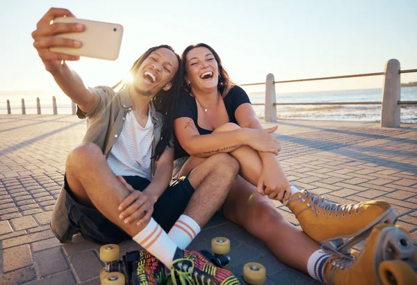 Selfie Young Skater Friends Phone Smile Laugh Beach Cool Cheerful — Photo