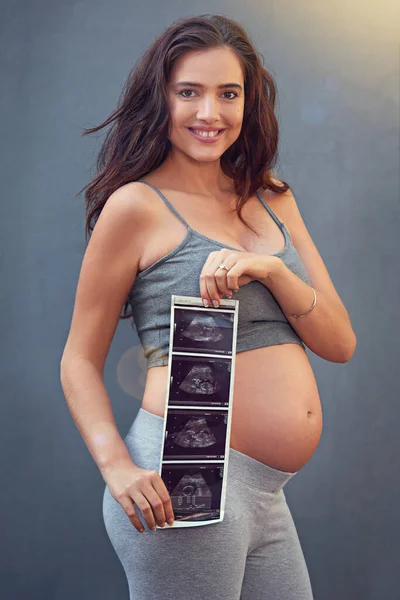 Crafty Make People Portrait Pregnant Woman Holding Her Sonogram Picture — Stok fotoğraf