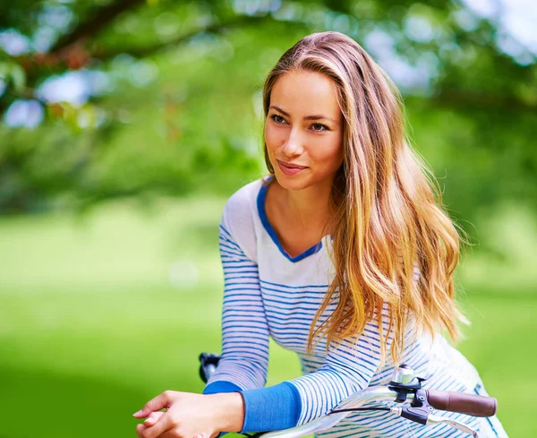 Appreciating Beauty Nature Young Woman Cycling Park — Foto Stock