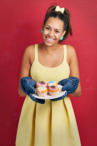 Fresh Out Oven Studio Shot Young Woman Holding Plate Cupcakes — Stockfoto