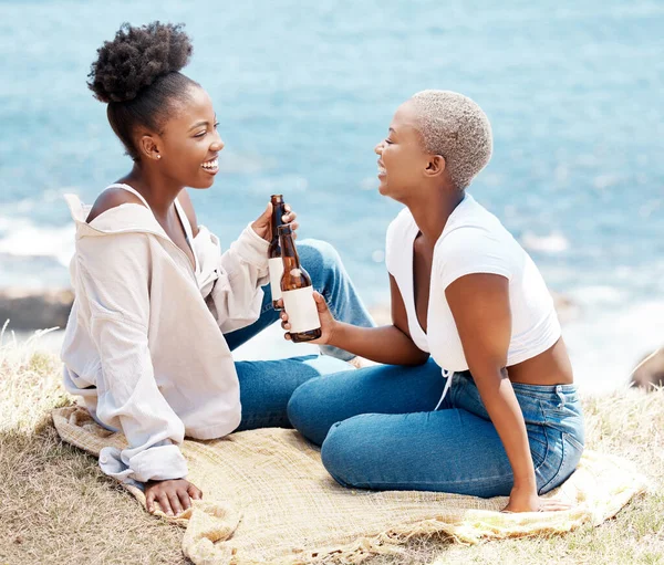 Друзі Ють Пиво Пляжі Розмовляючи Відпочиваючи Літній Тропічний Відпочинок Щасливі — стокове фото