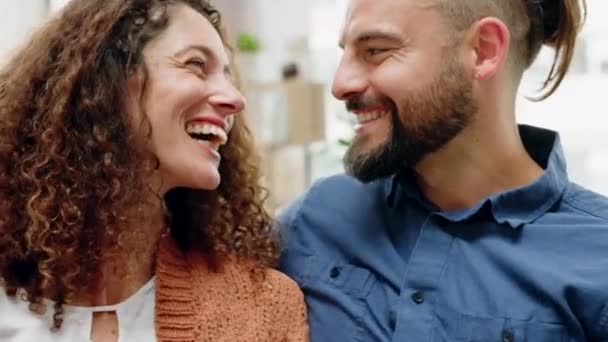 Ευτυχισμένο Ζευγάρι Μιλάει Και Γελάει Ενώ Χαλαρώνουν Στο Σαλόνι Του — Αρχείο Βίντεο