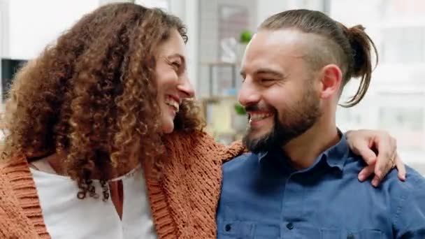 Ευτυχισμένο Ζευγάρι Αγκαλιάζει Τον Έρωτα Στο Σπίτι Χαμογελάει Στο Γάμο — Αρχείο Βίντεο