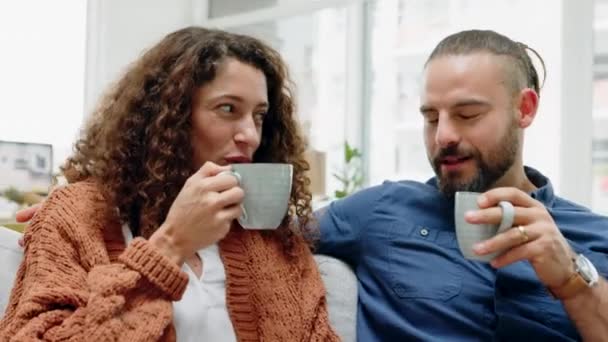 Ευτυχισμένο Ζευγάρι Αγάπη Και Καφέ Ενώ Κάθεται Στο Σαλόνι Στο — Αρχείο Βίντεο