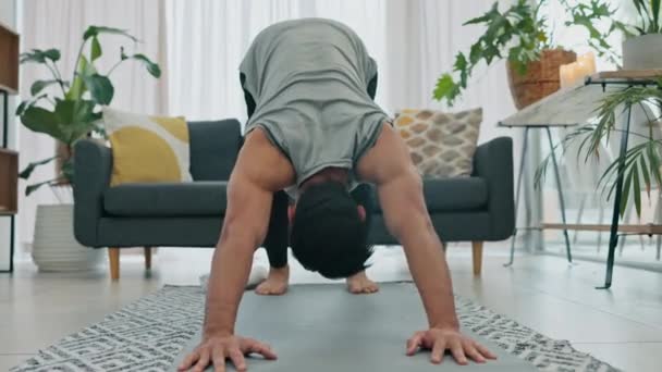 Träningsman Yoga Stretching Och Hemmaträning Vardagsrumsgolvet För Wellness Balansträning Och — Stockvideo