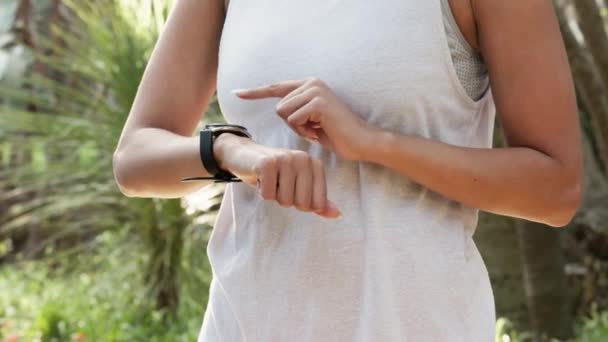 Trening Biegowy Smartwatch Przyrodzie Sprawdź Serce Aplikacji Motywację Czytania Zegarze — Wideo stockowe