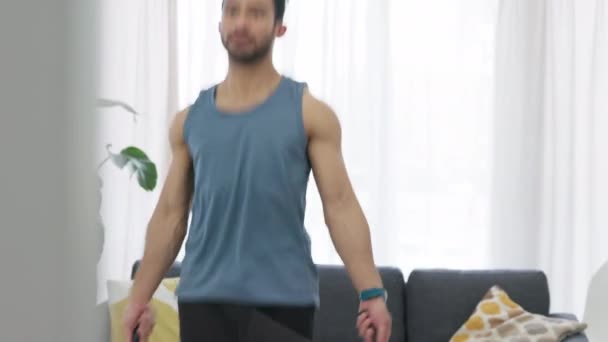 Atlama Fitness Evde Oturma Odasında Çalışan Bir Adamın Egzersizi Sağlıklı — Stok video