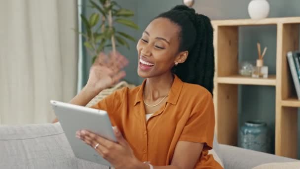 Saludo Tableta Videollamada Con Una Joven Mujer Negra Pantalla Táctil — Vídeo de stock