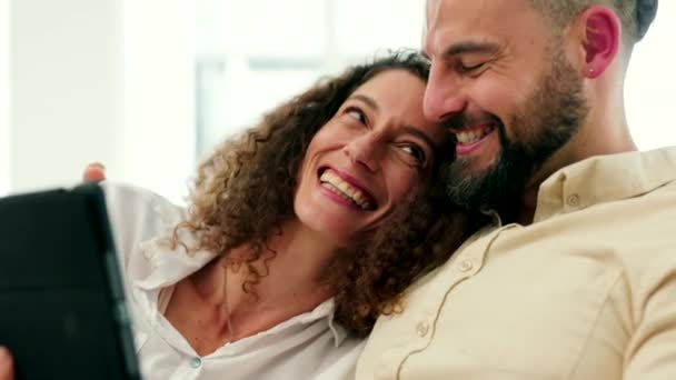 Casal Feliz Com Tablet Digital Assistir Vídeo Engraçado Filme Mídia — Vídeo de Stock