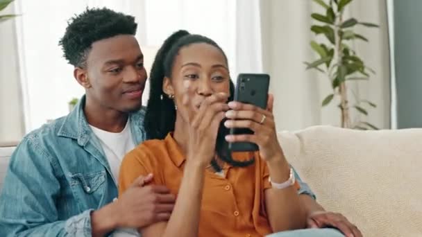 Man Vrouw Bank Met Telefoon Sociale Media Lachen Grappige Post — Stockvideo