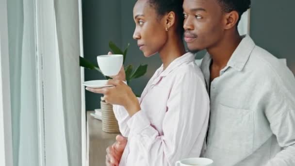 Zwart Paar Knuffel Ochtends Koffie Terwijl Het Tonen Van Liefde — Stockvideo