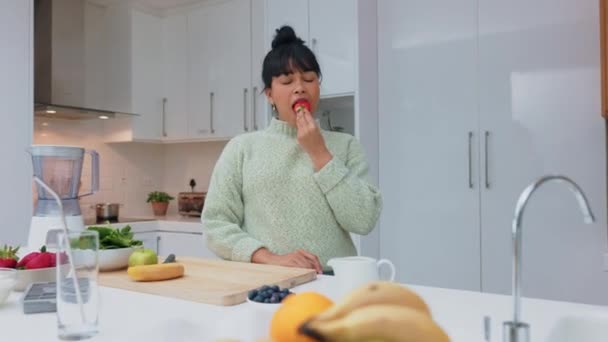 Salud Dieta Bienestar Con Una Mujer Sana Comiendo Fruta Fresa — Vídeos de Stock