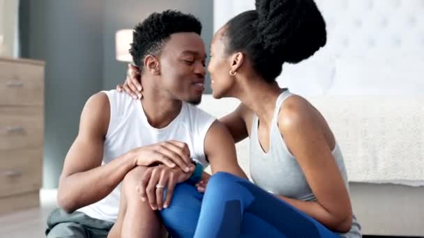 Beso Pareja Después Del Entrenamiento Físico Casa Tiempo Lectura Smartwatch — Vídeo de stock