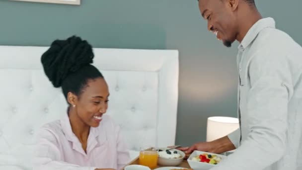 Śniadanie Łóżka Miłość Czarna Para Romantyczne Podróży Poślubnej Urodziny Lub — Wideo stockowe