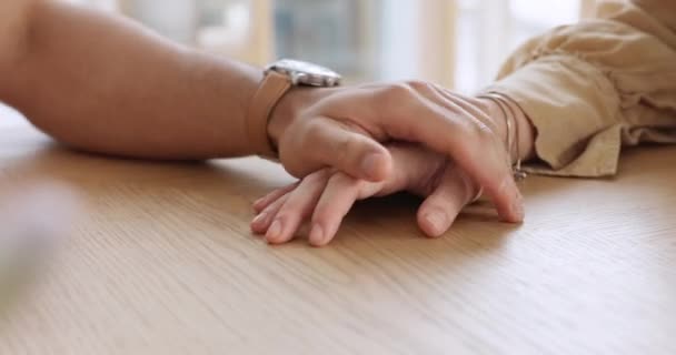Kärlek Och Händer Par Tillsammans För Att Stödja Hjälpa Och — Stockvideo