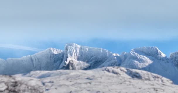 Krajina Ledu Zimy Nebo Sněhu Horách Modrou Oblohou Pozadí Makety — Stock video