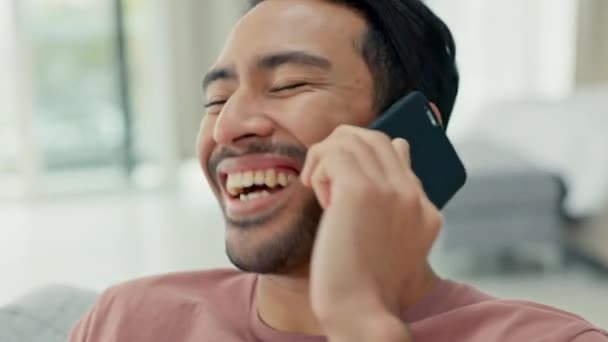 Homem Rindo Falando Telefonema Conversa Engraçada Comunicação Falando Casa Tecnologia — Vídeo de Stock