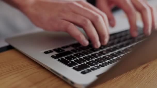 Руки Ноутбук Сердитый Человек Программным Обеспечением Проблема Сайтом 404 Хакер — стоковое видео