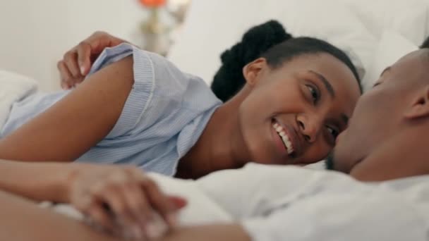 拥抱和亲吻卧室的黑人夫妇在家里放松一下 谈情说爱 拥抱和亲吻 情人节快乐 微笑着年轻的非洲裔人在度蜜月时调情 — 图库视频影像