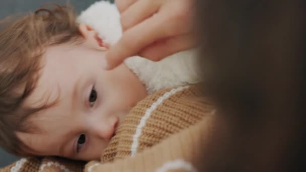 Borstvoeding Baby Moeder Voeden Haar Vermoeide Slaperige Gezonde Zuigeling Liefde — Stockvideo