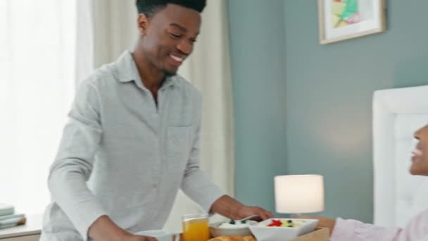 Schwarzes Paar Jahrestag Und Frühstück Bett Mit Einem Romantischen Mann — Stockvideo