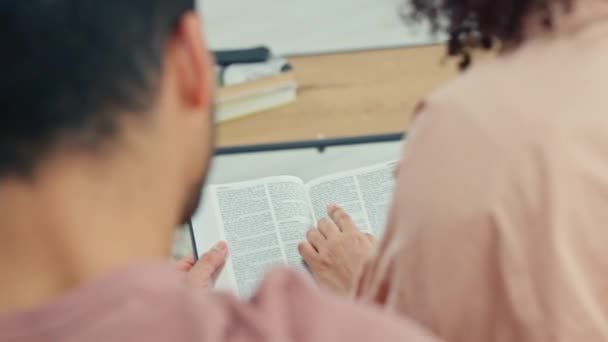 Para Modlących Się Biblijne Księgi Wsparcie Pomoc Uwielbienie Chrześcijańskie Modlitwa — Wideo stockowe