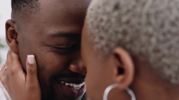 Liebe Engagement Und Glückliches Schwarzes Paar Das Die Köpfe Berührt — Stockvideo