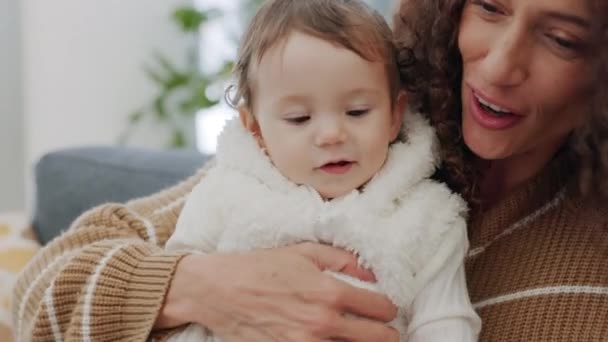 Anne Bebek Masal Anlatma Kanepede Ailece Vakit Geçirip Yakınlaşmak Öğrenmek — Stok video