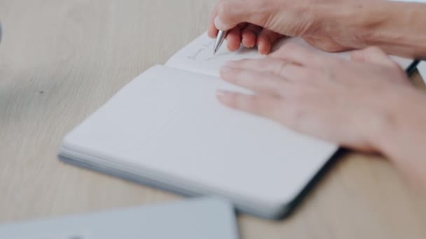 Mujer Escribiendo Notas Leyendo Documento Presupuesto Con Papeleo Carpeta Archivo — Vídeos de Stock