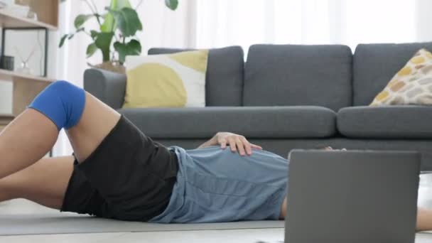 Mand Træt Fra Fitness Træning Med Online Workout Video Laptop – Stock-video