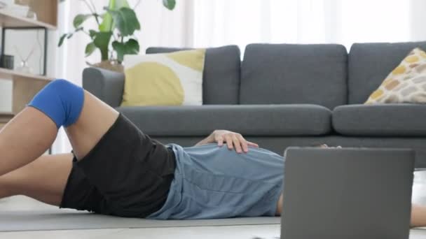 Hombre Cansado Entrenamiento Fitness Con Video Entrenamiento Línea Ordenador Portátil — Vídeo de stock