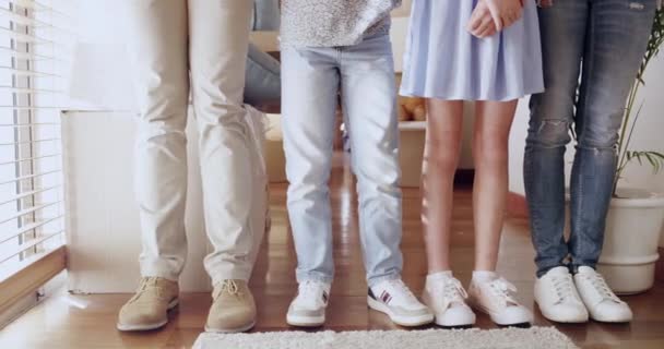 Preteen girl feet Video Stok, Preteen girl feet Rekaman Bebas Royalti | Depositphotos