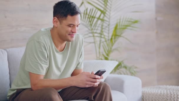 Streaming Redes Sociais Homem Feliz Mensagens Texto Telefone Enquanto Relaxa — Vídeo de Stock