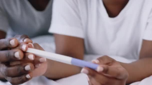 Τεστ Εγκυμοσύνης Εγκυμοσύνη Και Γιορτή Έναν Άνδρα Και Μια Γυναίκα — Αρχείο Βίντεο