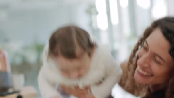 Mutlu Sevgi Anne Bebek Evde Oturma Odasında Eğlenerek Oynuyorlar Gülümse — Stok video