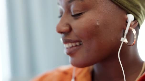 Strumieniowanie Muzyki Słuchanie Słuchawek Czarna Kobieta Słuchają Radia Internetowego Lub — Wideo stockowe