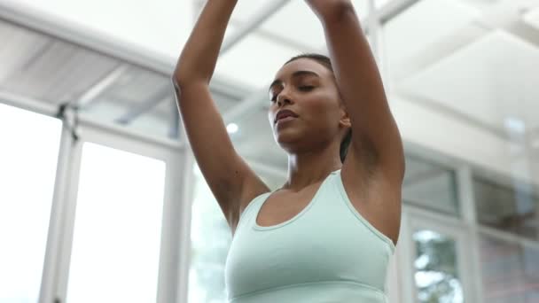 Kalme Vrouw Die Yoga Doet Ontspannen Sportschool Meditatie Voor Spirituele — Stockvideo