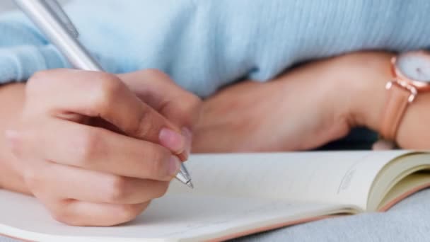 Γυναίκα Χέρια Γράφοντας Στο Σημειωματάριο Περιοδικό Γαλακτοκομικά Προϊόντα Σχεδιασμό Στυλό — Αρχείο Βίντεο