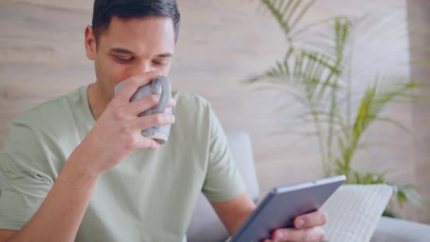 Technologie Tablet Und Mann Der Tee Oder Kaffee Trinkt Den — Stockvideo