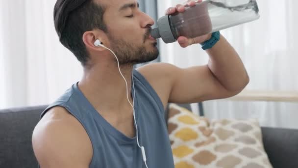 Cansado Exausto Sedento Homem Bebendo Água Usando Fones Ouvido Para — Vídeo de Stock
