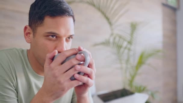 Kaffee Glück Und Ein Mann Seinem Wohnzimmer Der Über Fernsehen — Stockvideo