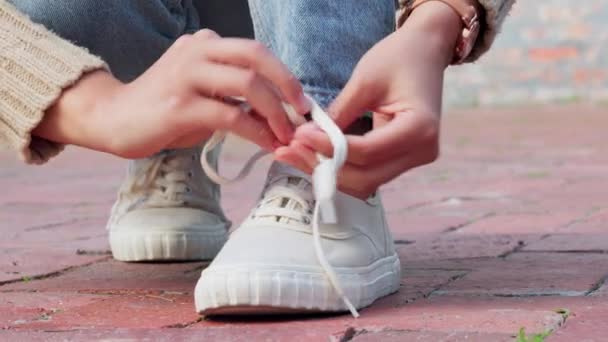 Manos Atando Zapatillas Zapatos Cordones Los Pies Calle Ciudad Moda — Vídeos de Stock