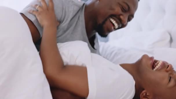 幸せな遊び心のある黒のカップルのベッドでの笑顔と一緒に笑う ロマンチックな男と女性の朝に自分の寝室で結合 ケアフリーボーイフレンドとガールフレンドのロマンス 面白いと親密な — ストック動画