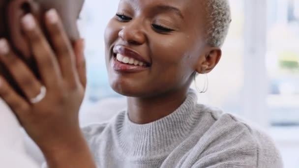 Pareja Negra Amor Sonrisa Matrimonio Feliz Abrazando Cuidado Alegre Comodidad — Vídeo de stock