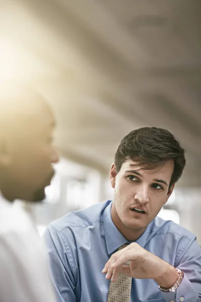 Escuchando Sus Pensamientos Dos Hombres Negocios Discutiendo Trabajo Oficina — Foto de Stock
