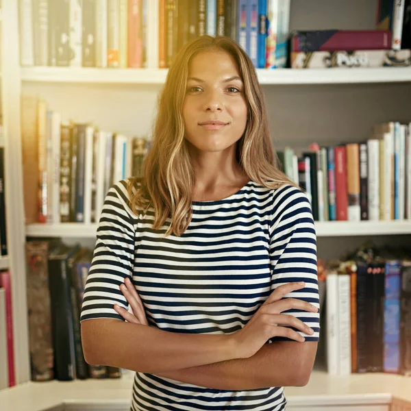 Njuter Friheten Att Frilansa Porträtt Kvinna Som Står Framför Bokhyllor — Stockfoto